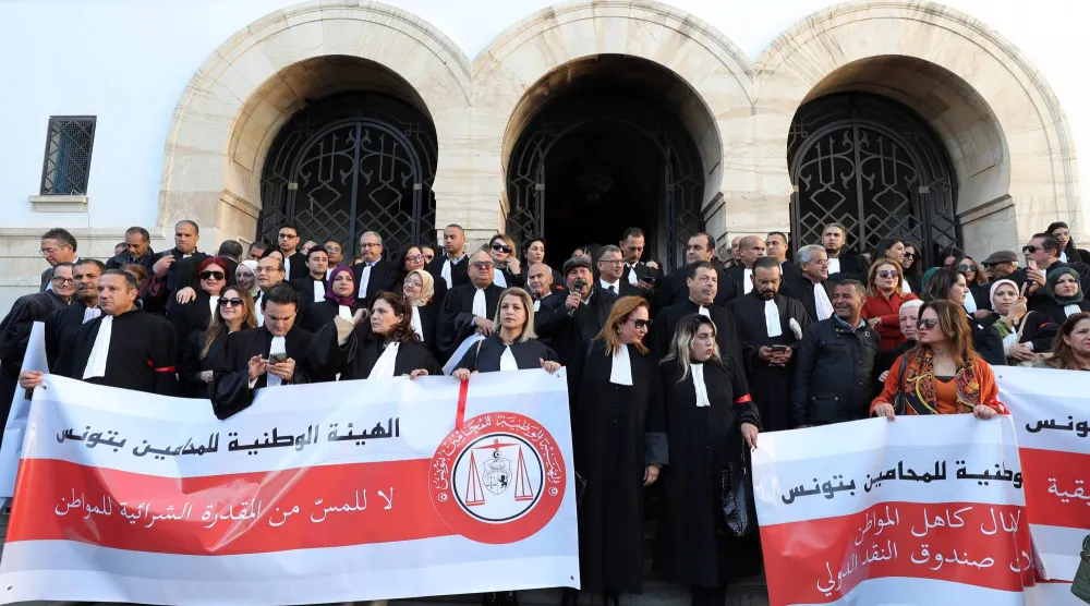 جانب من وقفة احتجاجية سابقة للمحامين التونسيين في العاصمة (إ.ب.أ)