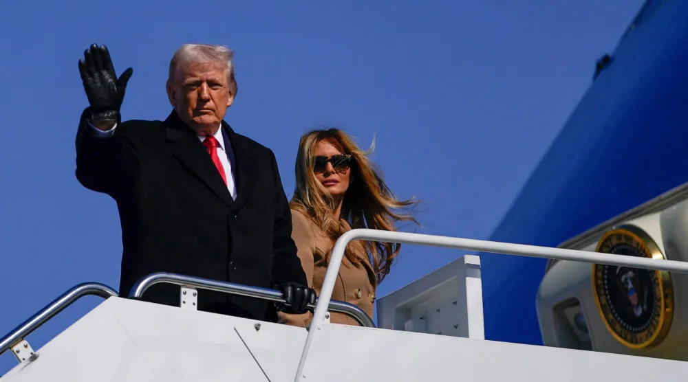 الرئيس الأميركي دونالد ترمب وزوجته ميلانيا خلال صعودهما إلى الطائرة الرئاسية في قاعدة أندروز الجوية (غيتي - أ.ف.ب)