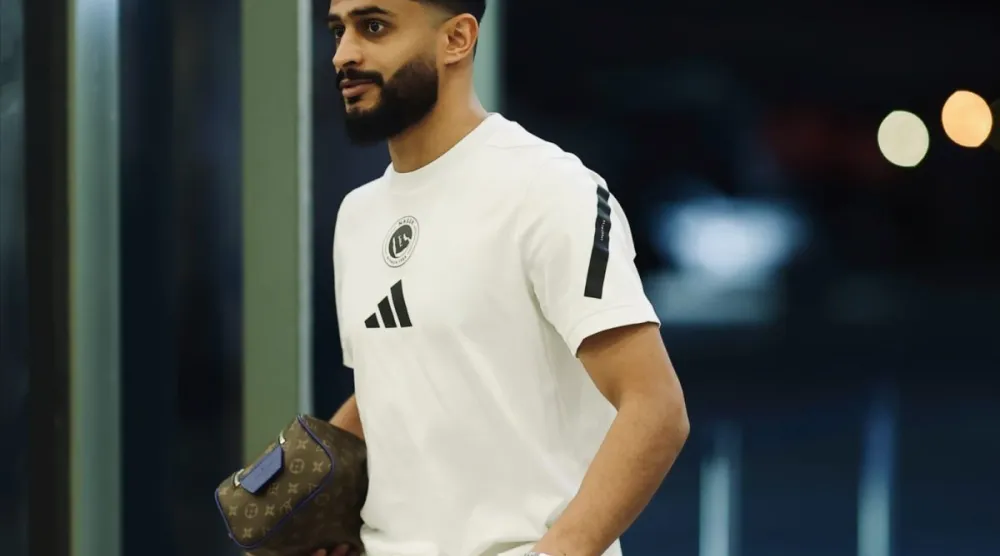 العمري لدى مرافقته بعثة فريق النصر إلى الأحساء (موقع النادي)