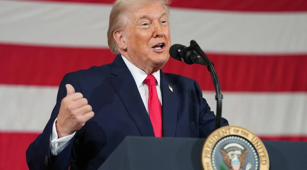 ​الرئيس دونالد ترمب يتحدث أمام جنود أميركيين في قاعدة فورت براغ (أ.ب)