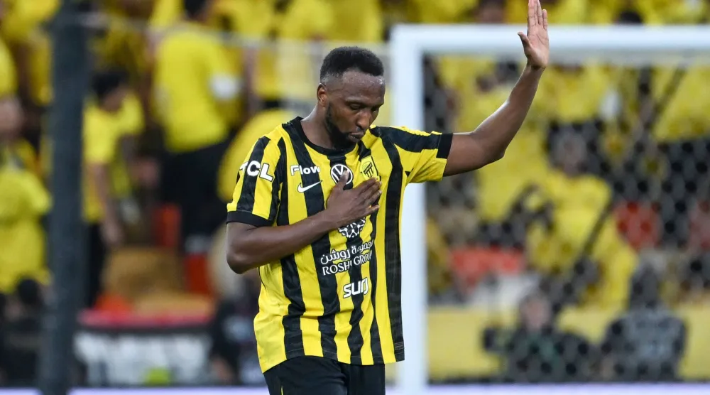 كادش معتذرا لجماهير الاتحاد بعد تسجيله الهدف (تصوير: علي خمج)