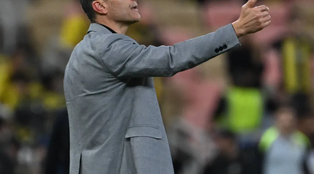 إيمانويل مدرب «الفيحاء» يوجه لاعبيه أثناء المباراة (تصوير: علي خمج)