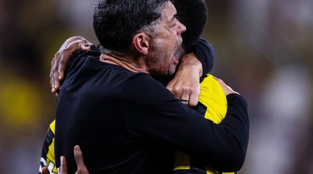 كونسيساو يهنئ كادش بعد تسجيله الهدف (موقع النادي)