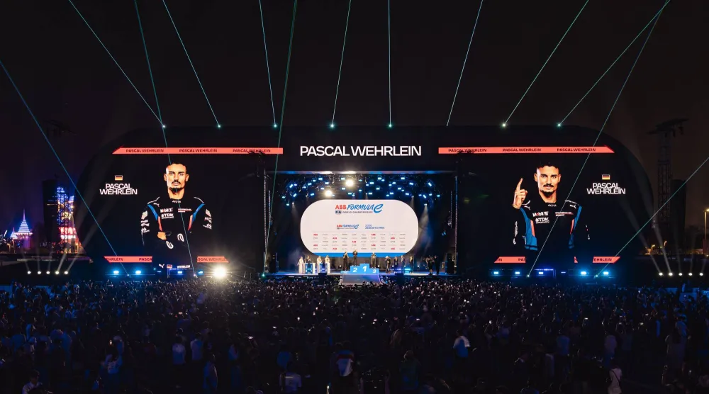 فيرلاين خلال تتويجه بجائزة الجولة الرابعة من السباق (الشرق الأوسط)