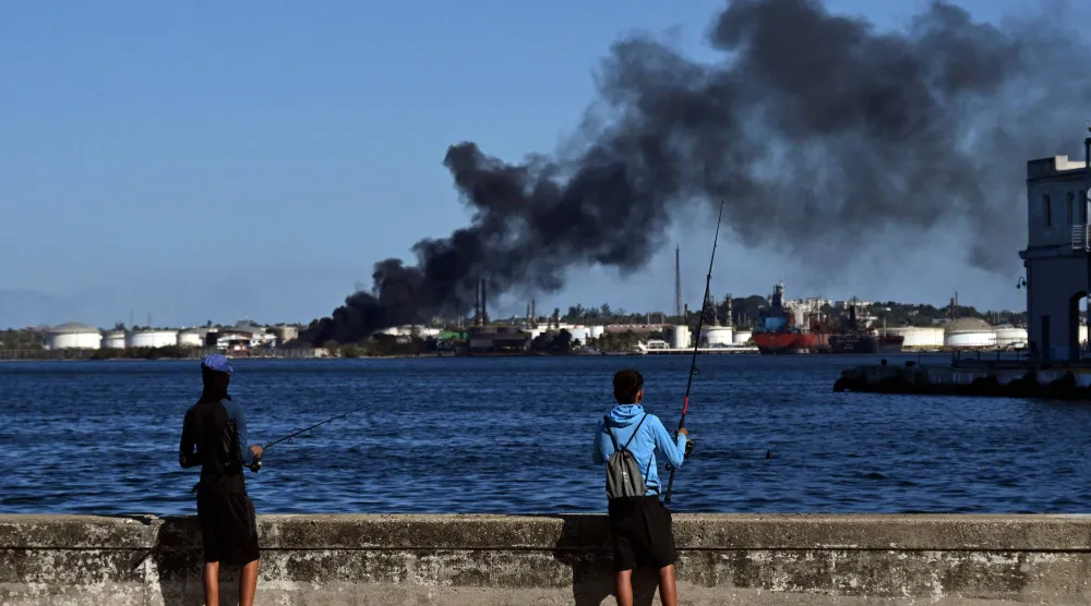 دخان أسود يتصاعد من مصفاة نيكو لوبيز الواقعة في خليج العاصمة الكوبية هافانا جراء حريق (أ.ف.ب)