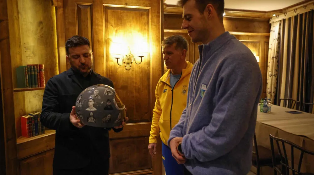 فلاسلاف قدم الخوذه للرئيس الأوكراني أمام عدسات المصورين (أ.ف.ب) 