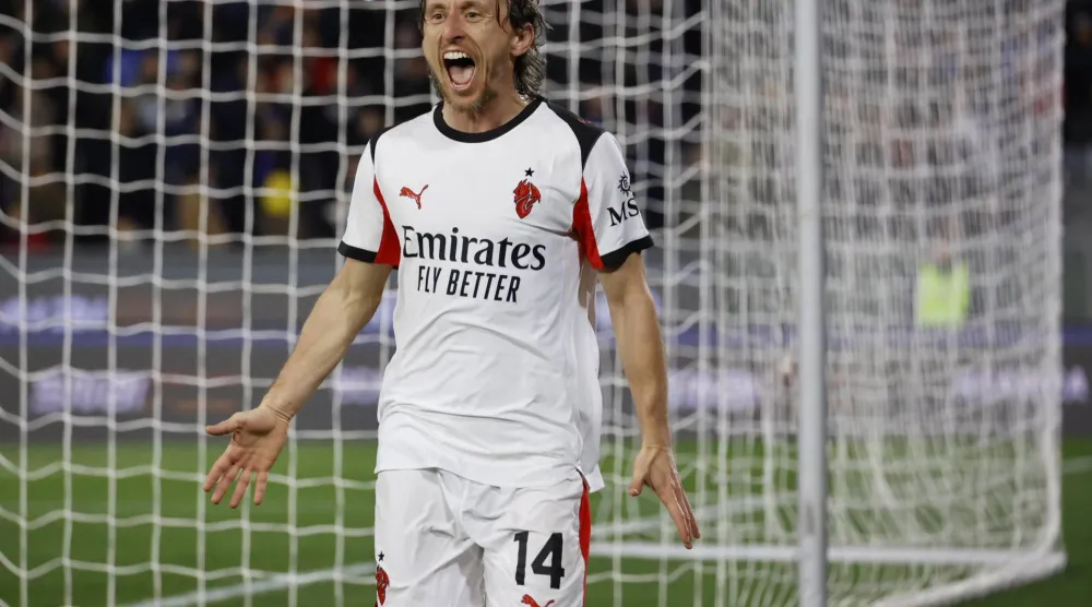 مودريتش محتفلا بالهدف (إ.ب.أ)