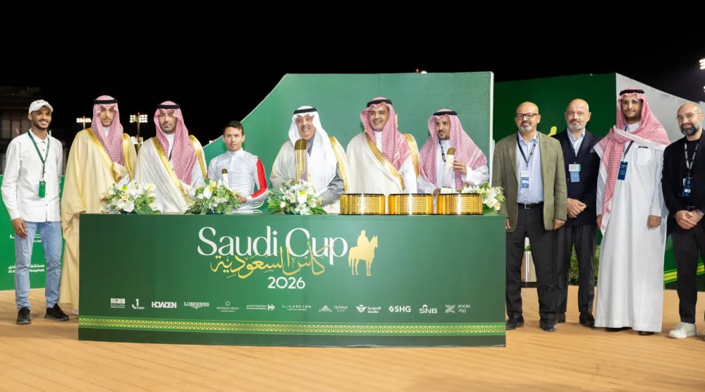 
الأمير متعب بن عبد الله لدى تسلّمه جائزة الشوط السعودي الدولي (كأس السعودية)