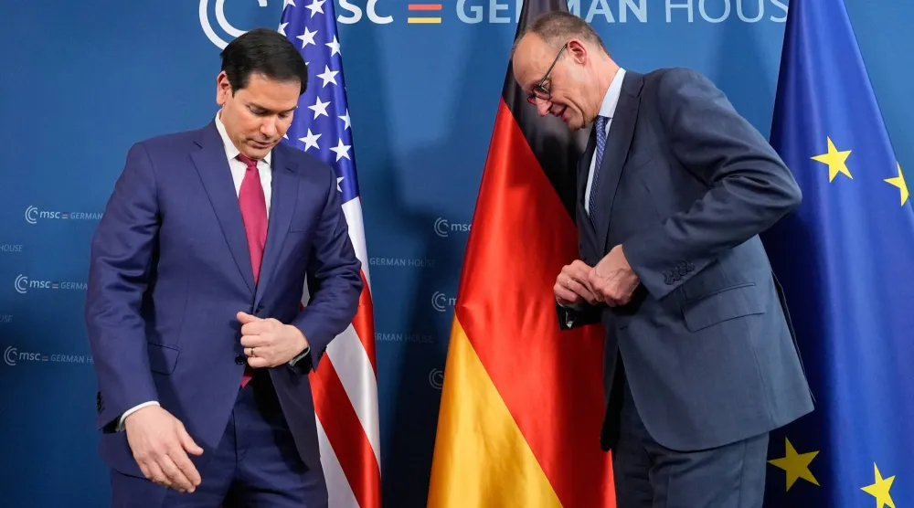 المستشار الألماني فريدريش ميرتس ووزير الخارجية الأميركي ماركو روبيو في مستهل لقائهما على هامش مؤتمر ميونيخ للأمن أمس (أ.ب)