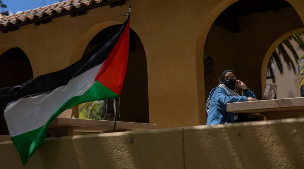 طالبة تحضر فعالية في مخيم احتجاجي لدعم الفلسطينيين في جامعة ستانفورد (رويترز)