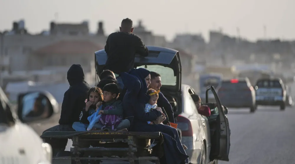 فلسطينيون يتنقلون على عربة موصولة بسيارة وسط قطاع غزة (أ.ب)