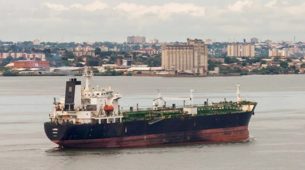 ناقلة نفط في بحيرة ماراكايبو بفنزويلا (رويترز)