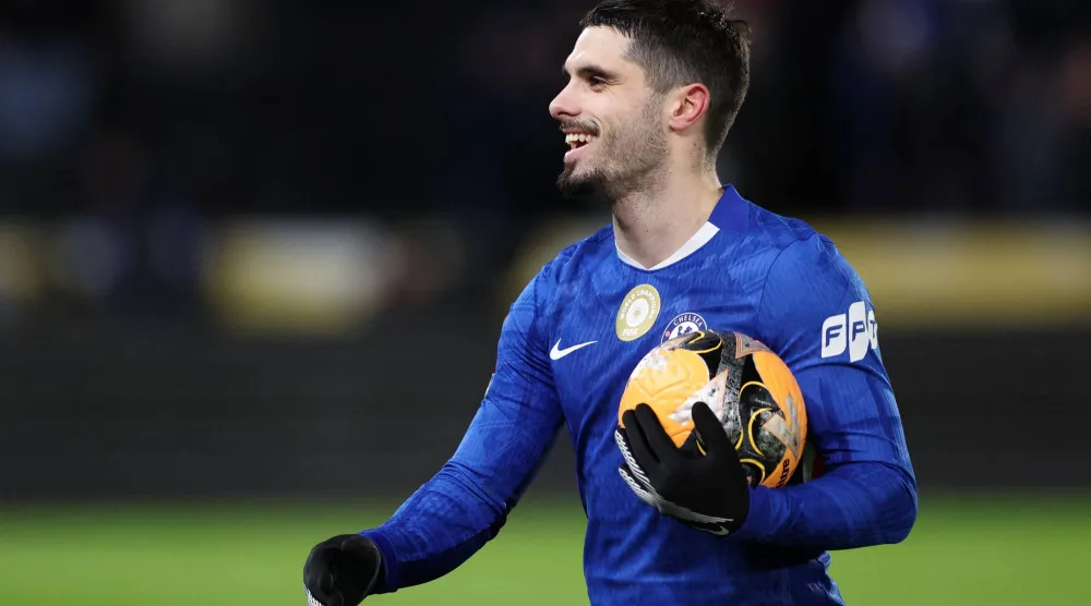 بيدرو نيتو يحتفظ بالكرة بعد إحرازه هاتريك في مرمى هال سيتي (رويترز)