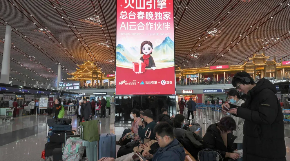 صورة التُقطت في 5 فبراير 2026 تظهر إعلاناً ترويجياً لمنصة خدمات الحوسبة السحابية والذكاء الاصطناعي «فولكانو إنجن» التابعة لشركة «بايت دانس» بالإضافة إلى برنامج الدردشة الآلي «دوباو» في مطار بكين الدولي بمدينة بكين (أ.ف.ب)