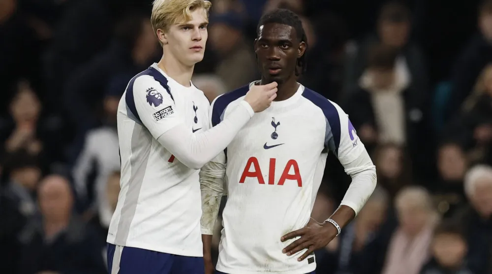 لوكاس بيرغفال (يسار) لاعب توتنهام هوتسبير (رويترز)