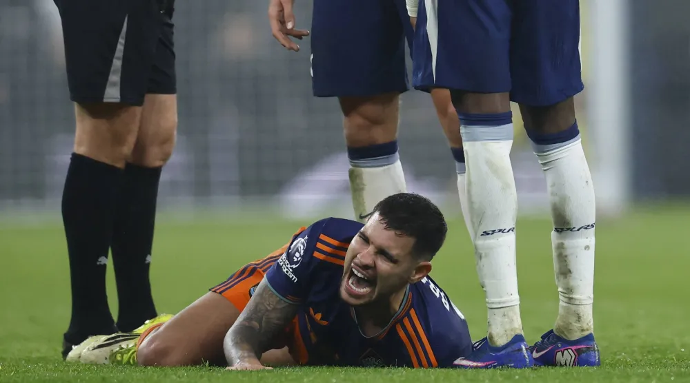 برونو غيمارايش قائد نيوكاسل سيغيب لأسابيع (إ.ب.أ)