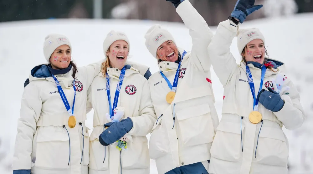 سيدات النرويج يحتفلن بذهبية سباق التتابع اختراق الضاحية (أ.ب)
