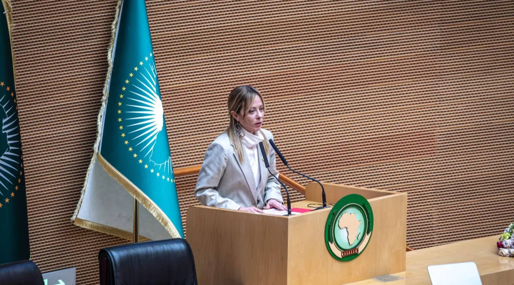 جورجيا ميلوني رئيسة وزراء إيطاليا تلقي كلمة أمام جلسة عامة في قاعة نيلسون مانديلا خلال الدورة العادية التاسعة والثلاثين لجمعية الاتحاد الأفريقي (أ.ف.ب)