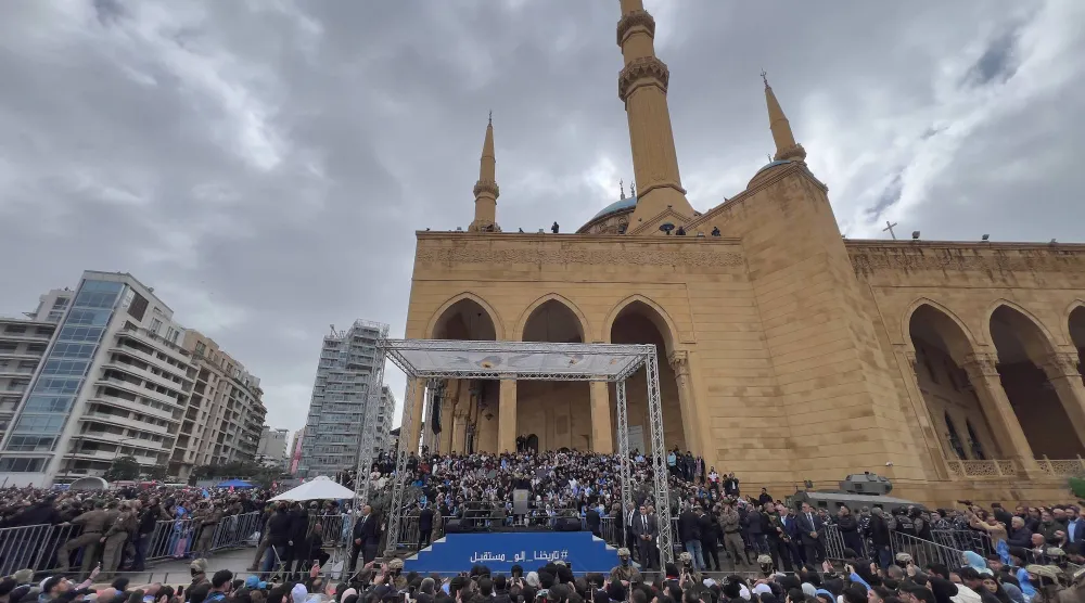 مناصرون لـ«تيار المستقبل» يشاركون في إحياء الذكرى الـ21 لاغتيال رفيق الحريري ويبدو نجله رئيس الحكومة الأسبق سعد على المنصة وسط بيروت (أ.ب)