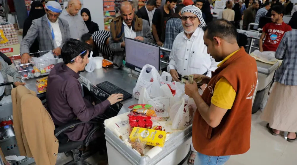 عدد من الأنشطة المحلية توقف أو تراجع بسبب عدم موازاة أسعار السلع لأسعار العملات الأجنبية (أ.ب)