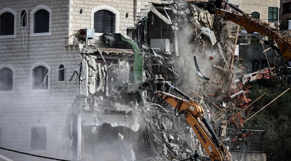 جرافات عسكرية إسرائيلية تهدم 3 منازل يملكها فلسطينيون في قرية شقبا غرب مدينة رام الله بالضفة الغربية - 21 يناير 2026 (أ.ف.ب)