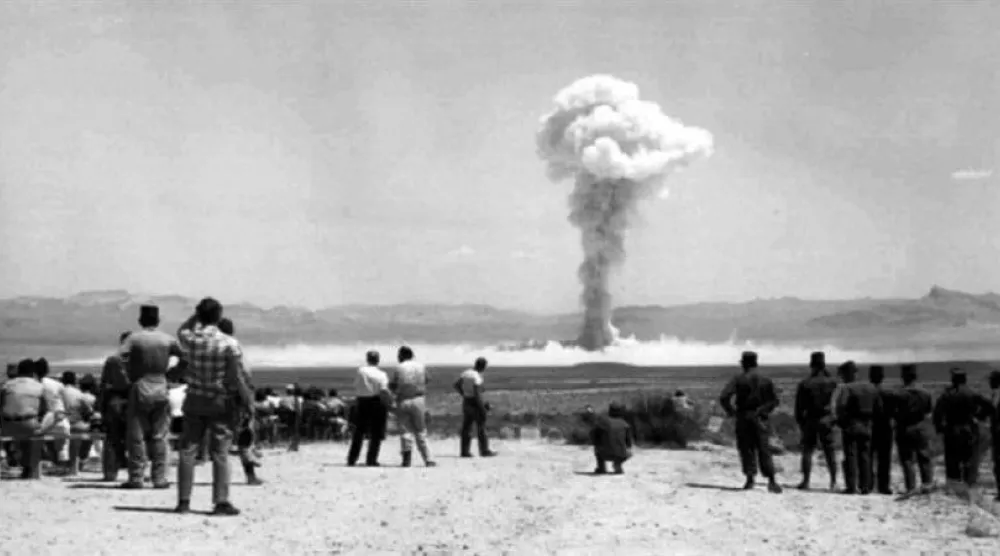 صورة لأحد التفجيرات النووية في الجزائر (مؤسسة الأرشيف الجزائري)