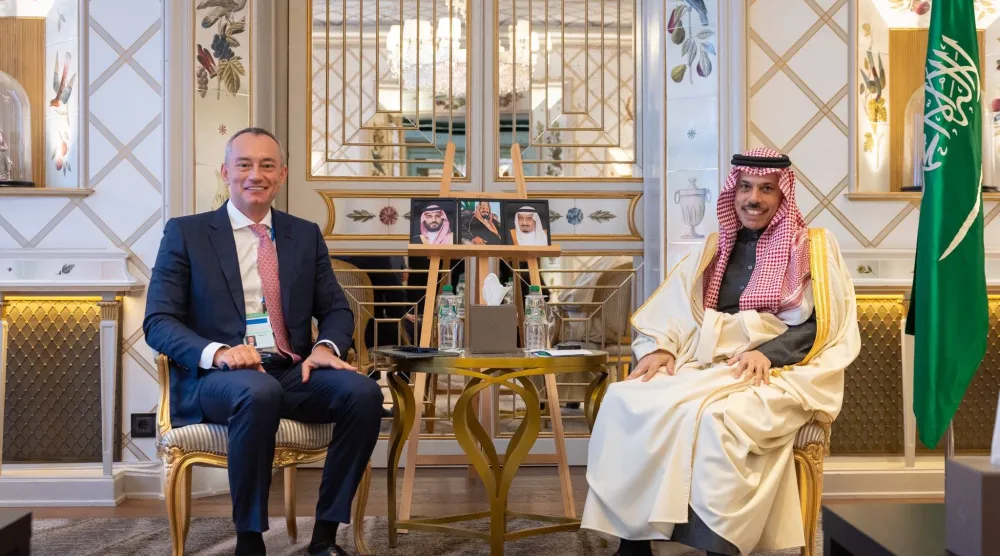 الأمير فيصل بن فرحان وزير الخارجية السعودي خلال لقائه نيكولاي ملادينوف الممثل السامي لـ«مجلس السلام» في قطاع غزة (واس)