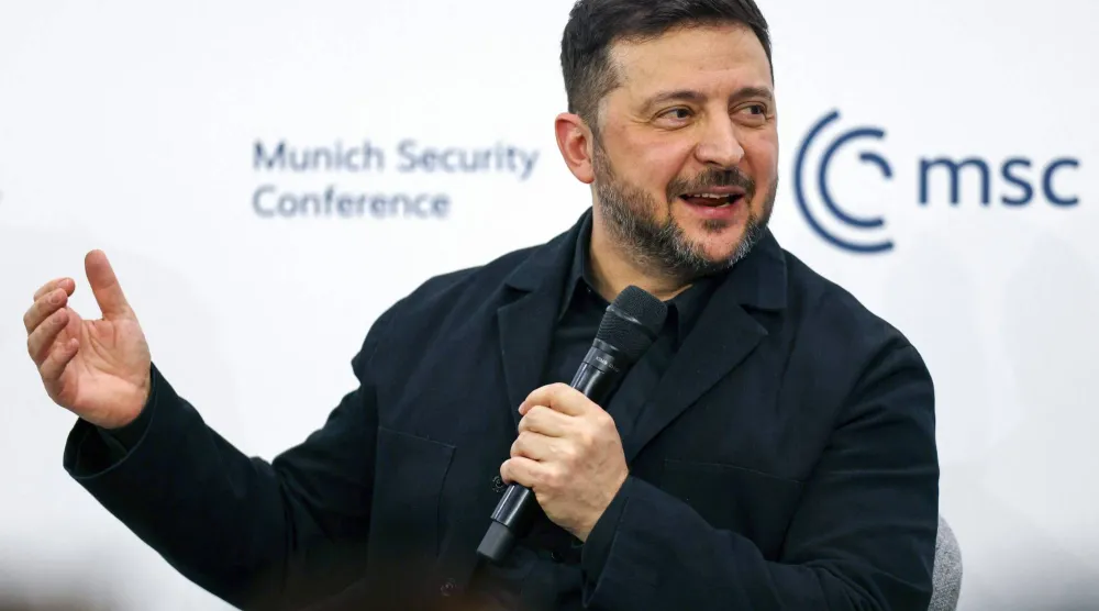 الرئيس الأوكراني فولوديمير زيلينسكي خلال جلسة نقاشية في «مؤتمر ميونيخ للأمن» (أ.ف.ب)