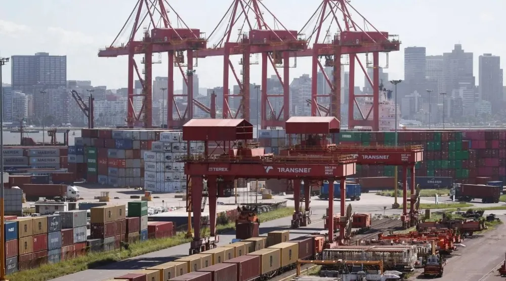 منظر عام لمحطة الحاويات في ميناء ديربان بجنوب أفريقيا (رويترز)