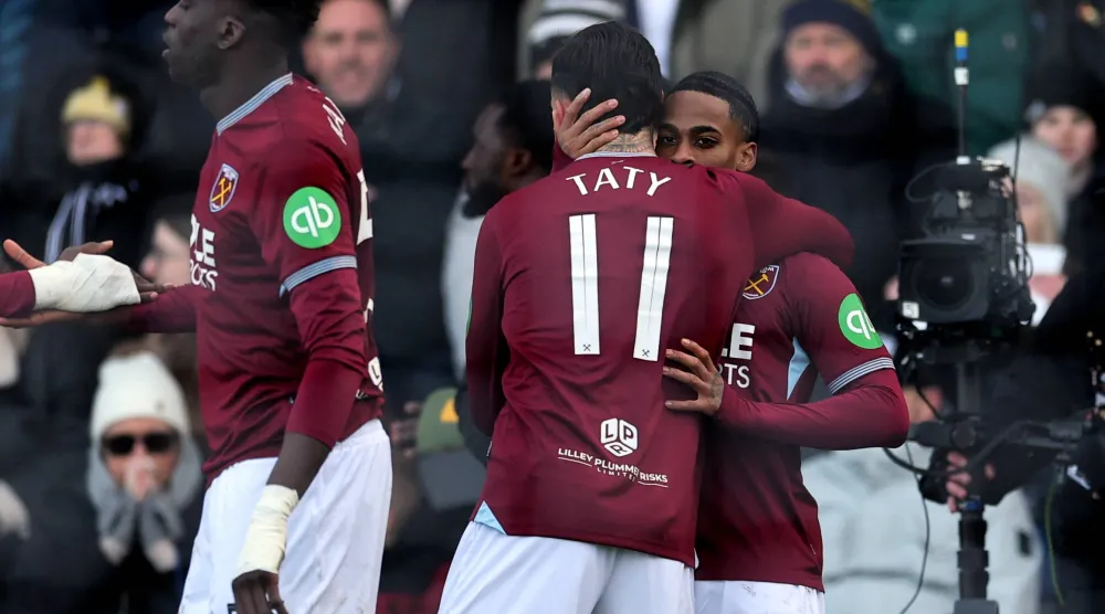 فرحة لاعبي وست هام بهدف سامرفيل القاتل في مرمى بورتون (رويترز)