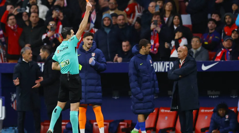 التحكيم الإسباني في مرمى نيران برشلونة (رويترز)