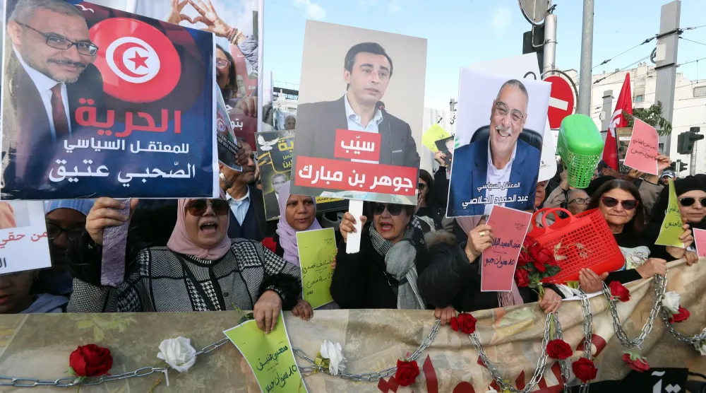 جانب من الاحتجاجات المطالبة بالإفراج عن المعتقلين من المعارضة (إ.ب.أ)