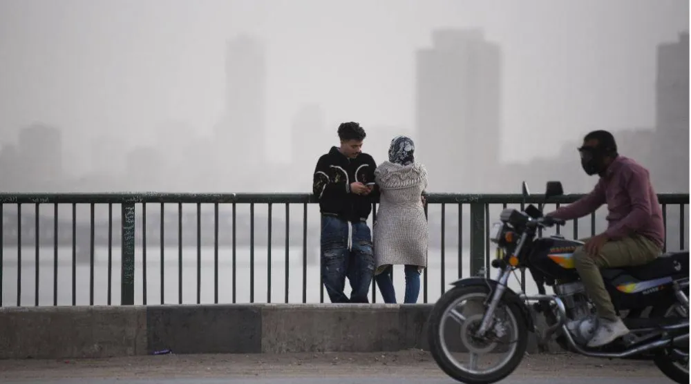 الغبار والأتربة يحجبان الرؤية لمسافات بعيدة (رويترز)