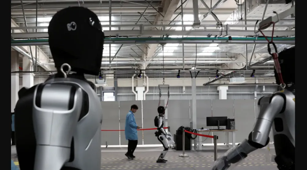 Çin hükümeti, yerel şirketleri insansı robotlar geliştirmeleri için teşvik ediyor. (Reuters)