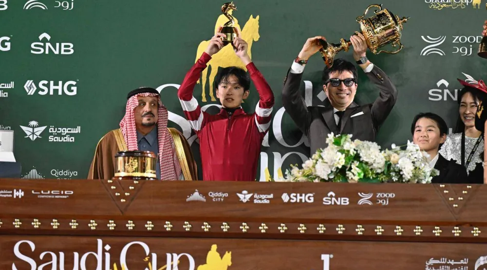 أمير الرياض لدى تتويجه الفريق الياباني باللقب (تصوير: بشير صالح)