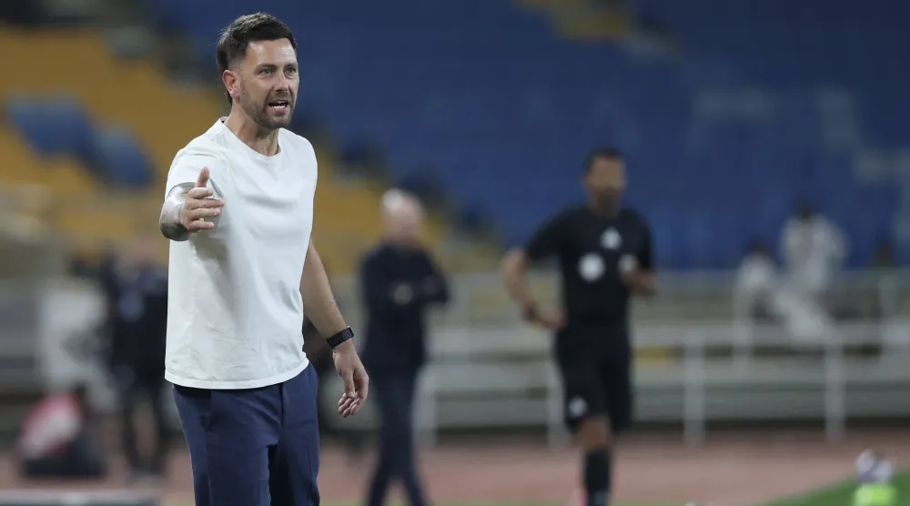 باكنغهام يوجّه لاعبيه خلال المباراة (تصوير: عبد العزيز النومان)