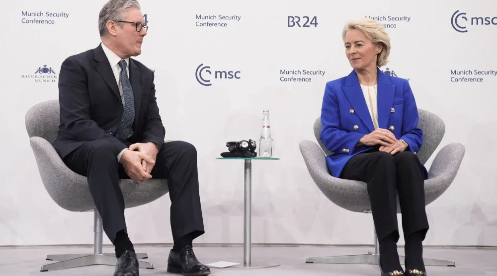 رئيسة المفوضية الأوروبية أورسولا فون دير لاين ورئيس الوزراء البريطاني كير ستارمر (رويترز)