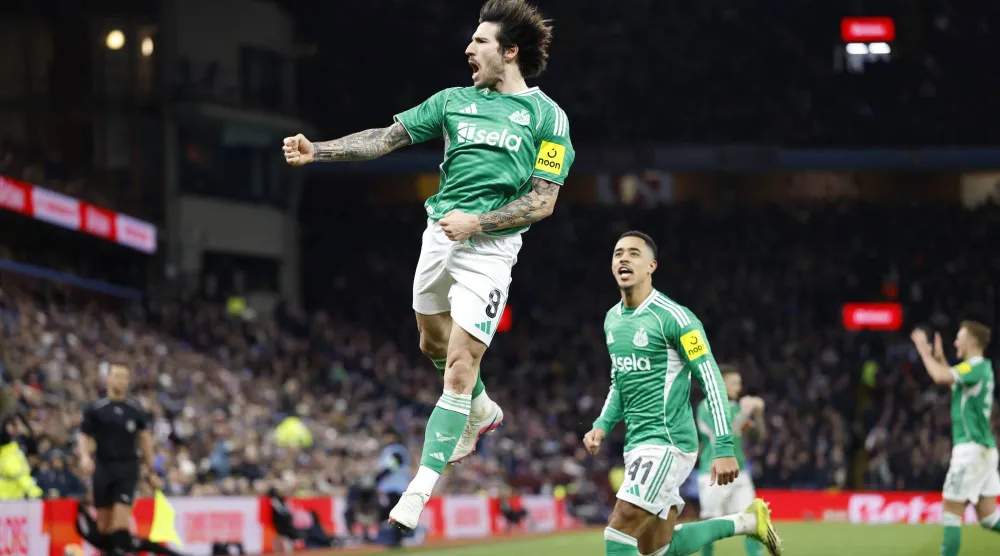 تونالي محتفلاً بهدفه الأول (د.ب.أ)