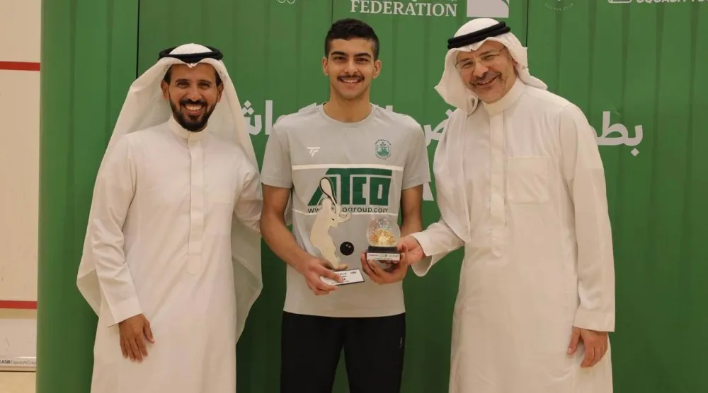 العقيلي مع ىل نصفان خلال تتويجه بجائزة الوصافه (الشرق الأوسط)