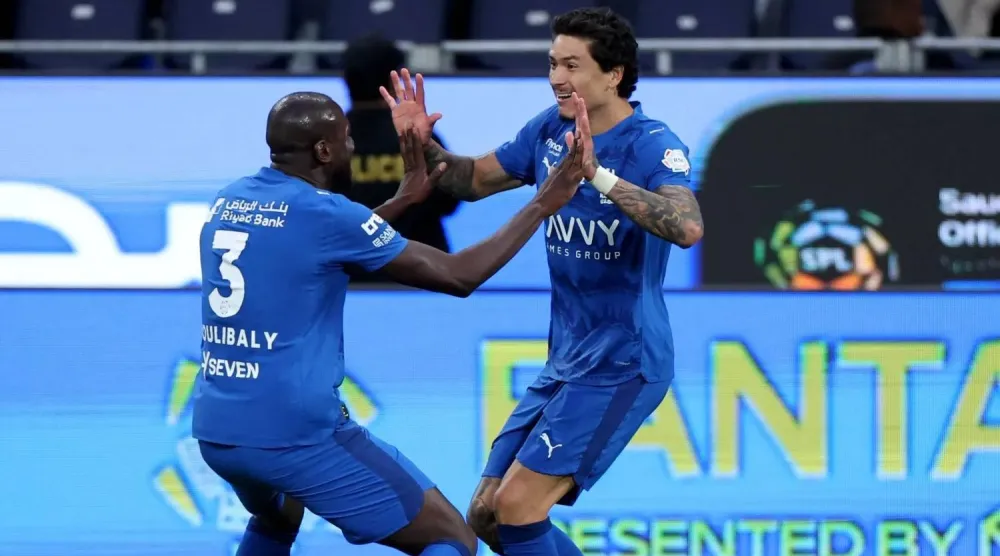 نونيز يحتفل مع كوليبالي بعد أحد أهدافه مع الهلال (تصوير: مشعل القدير)