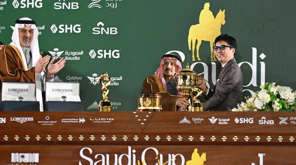 أمير الرياض يتوج الياباني سيسوما فوغيتا بكأس السعودية (تصوير: بشير صالح)