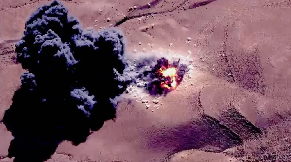 صورة رُفعت عنها السرية نشرتها القيادة المركزية الأميركية للضربات ضد أهداف لـ«داعش» (سنتكوم) 