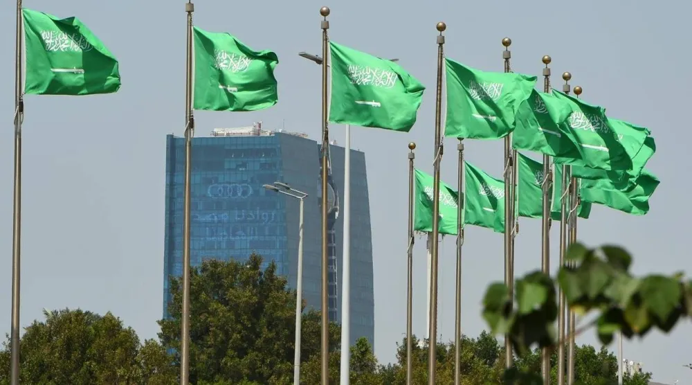 مجموعة أعلام للمملكة العربية السعودية في أحد شوارع الرياض (واس)