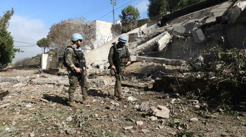 عناصر من «اليونيفيل» يتفقدون بيت ضيافة نسفته القوات الإسرائيلية خلال توغل إلى بلدة الخيام بجنوب لبنان نهاية الشهر الماضي (أ.ف.ب)