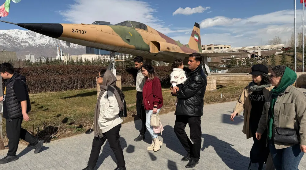 زوار متحف عسكري يمرون أمام مقاتلة من طراز «إف 5» أميركية الصنع تابعة للقوات الجوية الإيرانية في طهران الجمعة (أ.ب)
