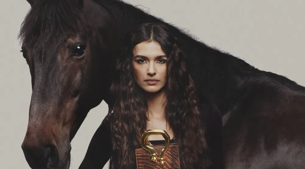 تعكس التفاصيل المضفرة والقطع المعدنية المصقولة براعة وفنون اللجام والأحزمة تُرجم فيها التراث من خلال الحرفية (أختين)