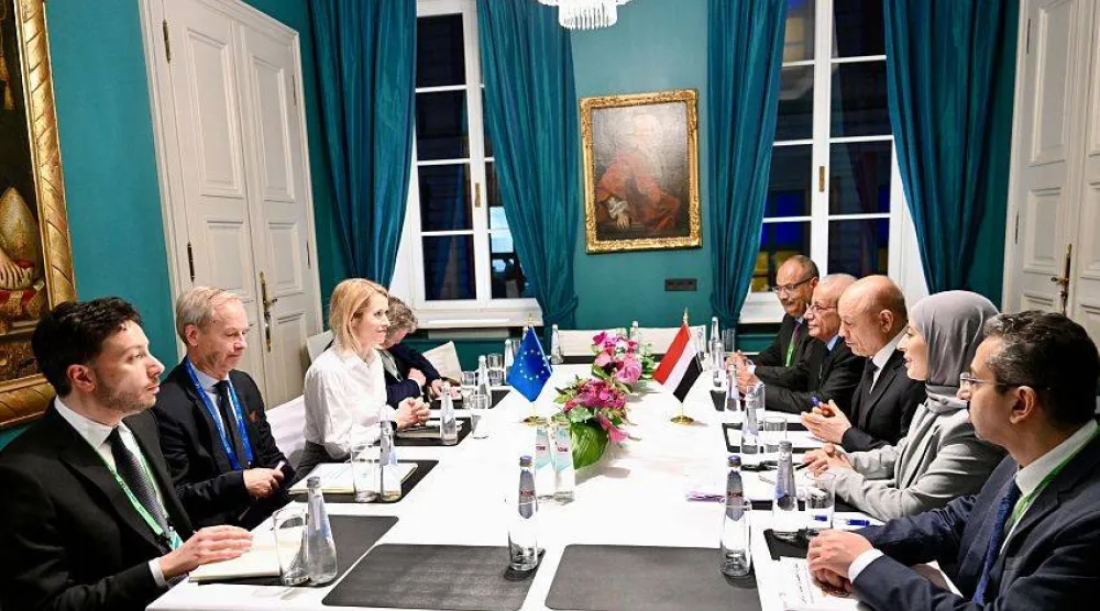 العليمي خلال لقائه مسؤولة السياسة الخارجية الأوروبية على هامش مؤتمر ميونيخ للأمن (سبأ)