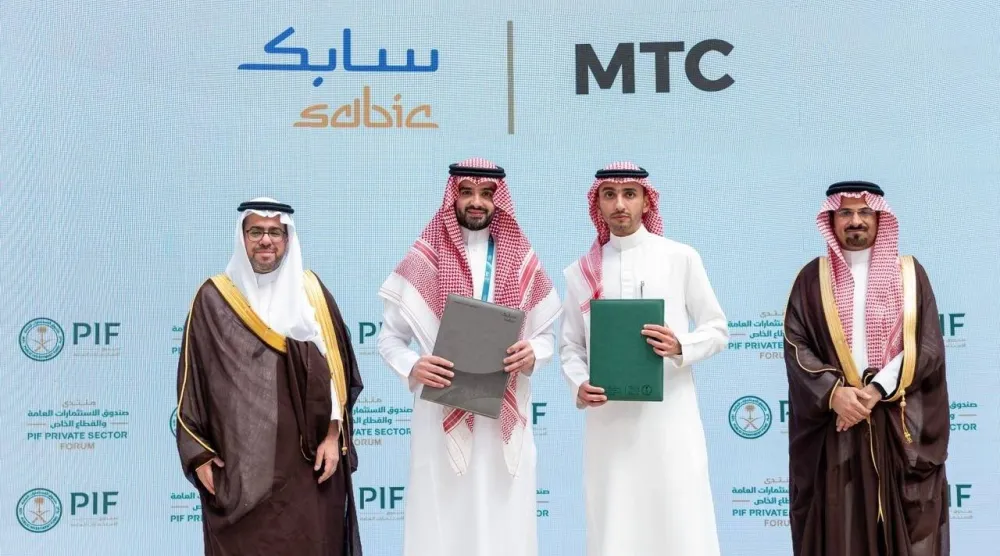 جانب من توقيع الاتفاقية لتوريد مطاط البيوتادايين والكربون الأسود لتصنيع إطارات «بيرللي» في المملكة (الشرق الأوسط)