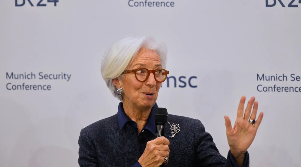 رئيسة البنك المركزي الأوروبي كريستين لاغارد تتحدث خلال مؤتمر ميونيخ للأمن - الأحد 15 فبراير 2026 (أ.ب)