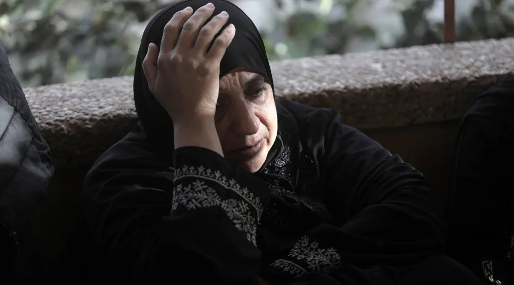 سيدة فلسطينية في خان يونس جنوب غزة خلال تشييع 5 ضحايا قُتلوا في غارة جوية إسرائيلية يوم الأحد (د.ب.أ)